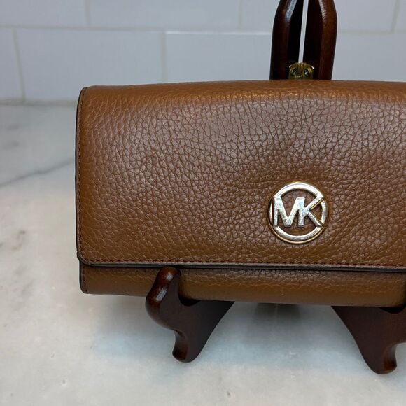 Michael Kors Pebbled Leather Fulton Flap Medallion Wallet - Picture 2 of 16